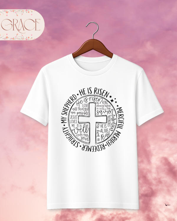 Camiseta Premium «He Is Risen» – Diseño de Cruz con Atributos de Fe
