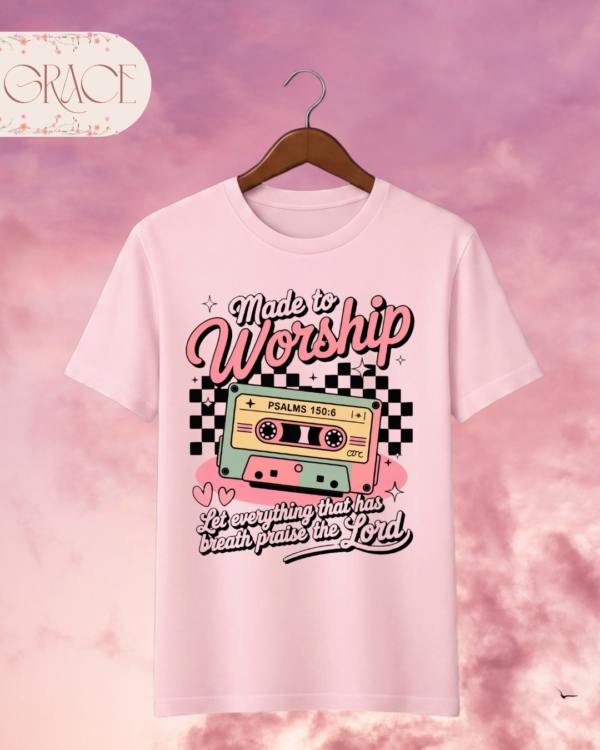 Camiseta Premium «Made to Worship» – Diseño Retro Salmo 150:6
