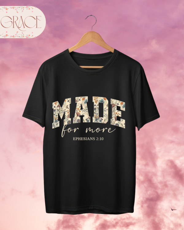 Camiseta Premium «MADE for more» – Efesios 2:10 (Estilo Varsity Floral)