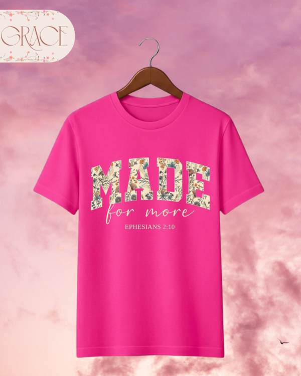 Camiseta Premium «MADE for more» – Efesios 2:10 (Estilo Varsity Floral)