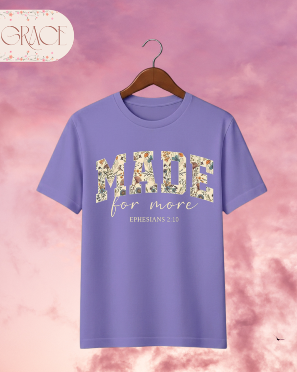Camiseta Premium «MADE for more» – Efesios 2:10 (Estilo Varsity Floral)