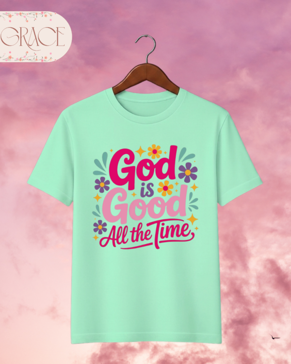 Camiseta Premium «God is Good All the Time» – Estilo Floral Vibrante