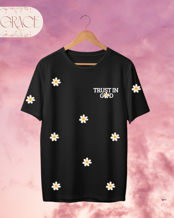 Camiseta Premium «TRUST IN GOD» – Diseño Frontal y Trasero con Margaritas