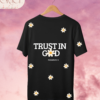 Camiseta Premium «TRUST IN GOD» – Diseño Frontal y Trasero con Margaritas