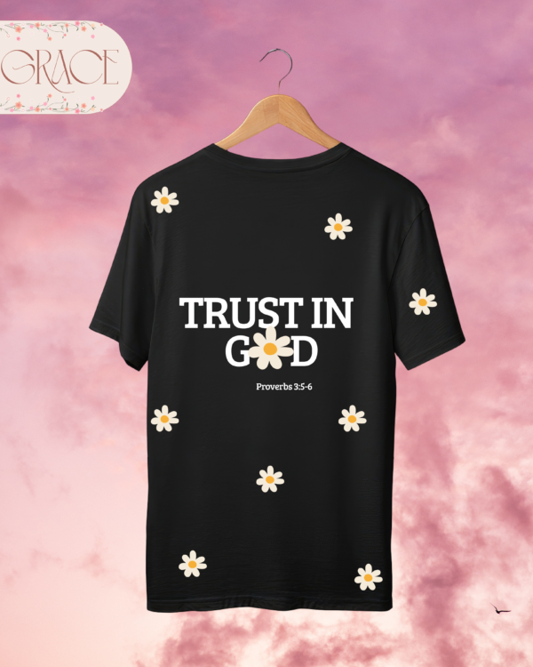 Camiseta Premium «TRUST IN GOD» – Diseño Frontal y Trasero con Margaritas