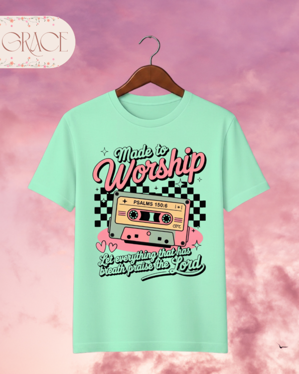 Camiseta Premium «Made to Worship» – Diseño Retro Salmo 150:6