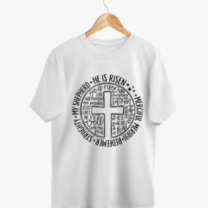 "Franela blanca con diseño de cruz y frases bíblicas He Is Risen"