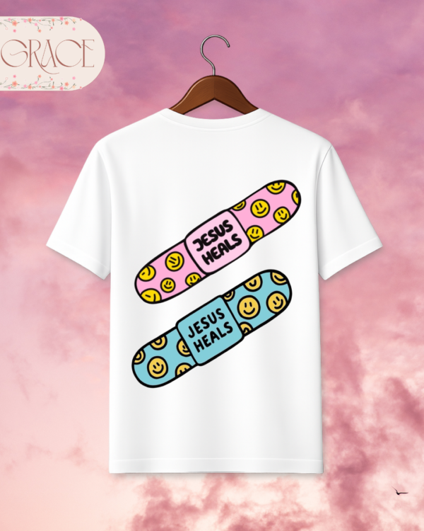 100 Camiseta "Jesus Heals" – Retro Smiley Bandage Heart Tee