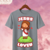 Camiseta Infantil "Jesus Loves U" Chibi – Colección Kids (Niñas)