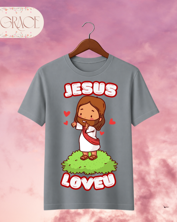 Camiseta Infantil "Jesus Loves U" Chibi – Colección Kids (Niñas)