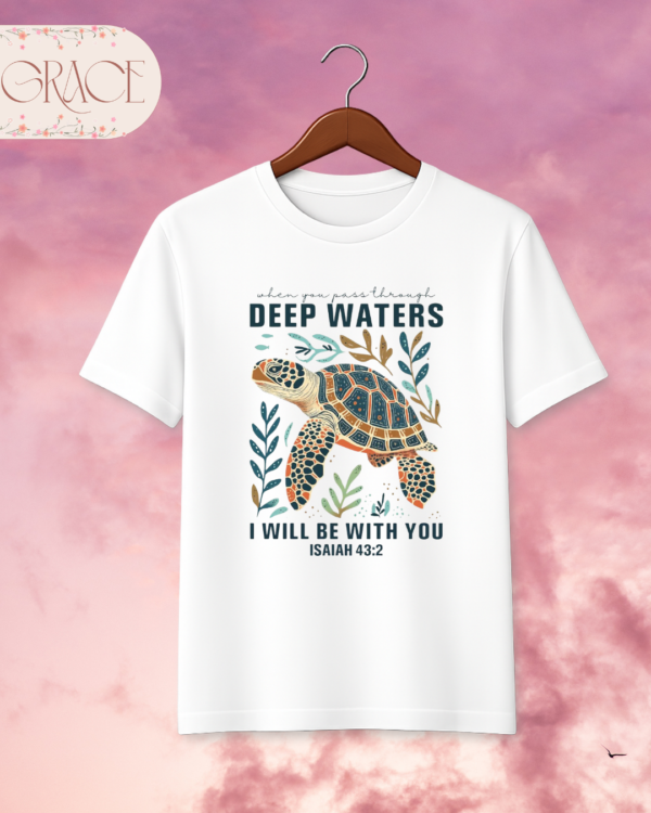 Camiseta "Deep Waters Turtle" – Isaiah 43:2 Sea Turtle Christian Tee