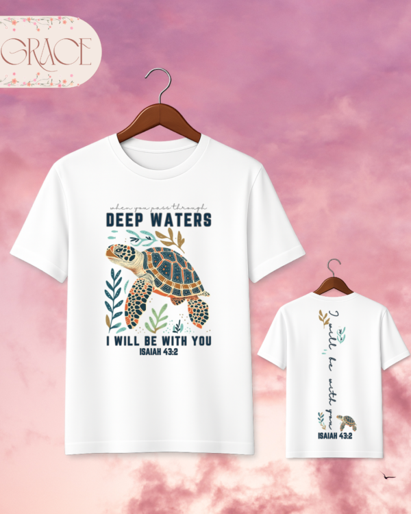 Camiseta "Deep Waters Turtle" – Isaiah 43:2 Sea Turtle Christian Tee