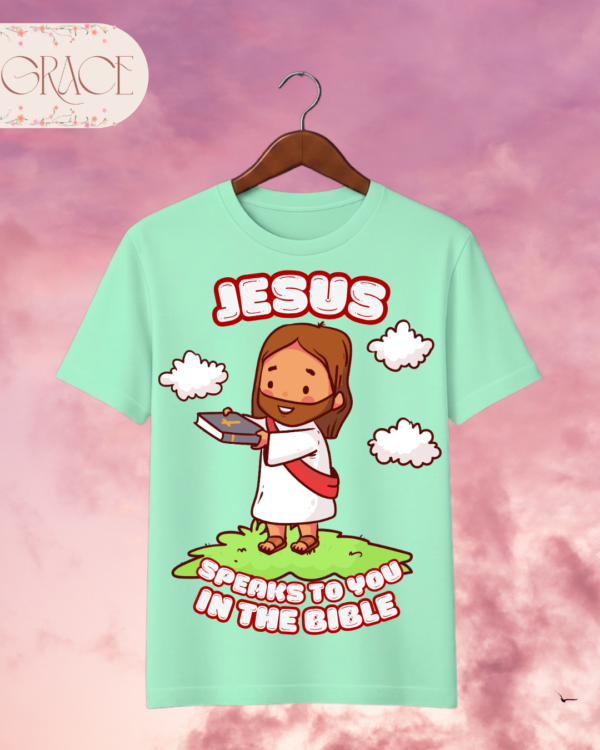 Camiseta Infantil "Jesus Speaks to You in the Bible" Chibi – Colección Kids (Unisex)