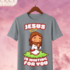 Camiseta Infantil "Jesus Is Waiting for You" Chibi – Colección Kids (Unisex)