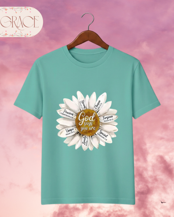 17 Camiseta de Mujer "God Says You Are" Margarita – Colección Damas