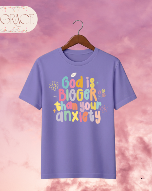 2 Camiseta Infantil "God is Bigger than your Anxiety" – Colección Kids (Niñas)