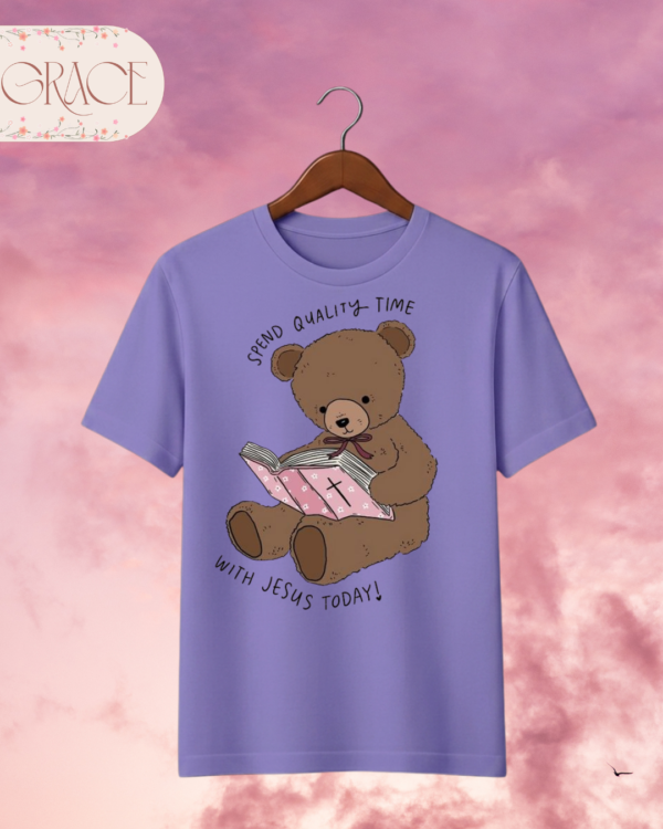Camiseta Infantil "Spend Quality Time with Jesus" Teddy Bear – Colección Kids (Niñas)