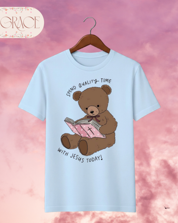 Camiseta Infantil "Spend Quality Time with Jesus" Teddy Bear – Colección Kids (Niñas)