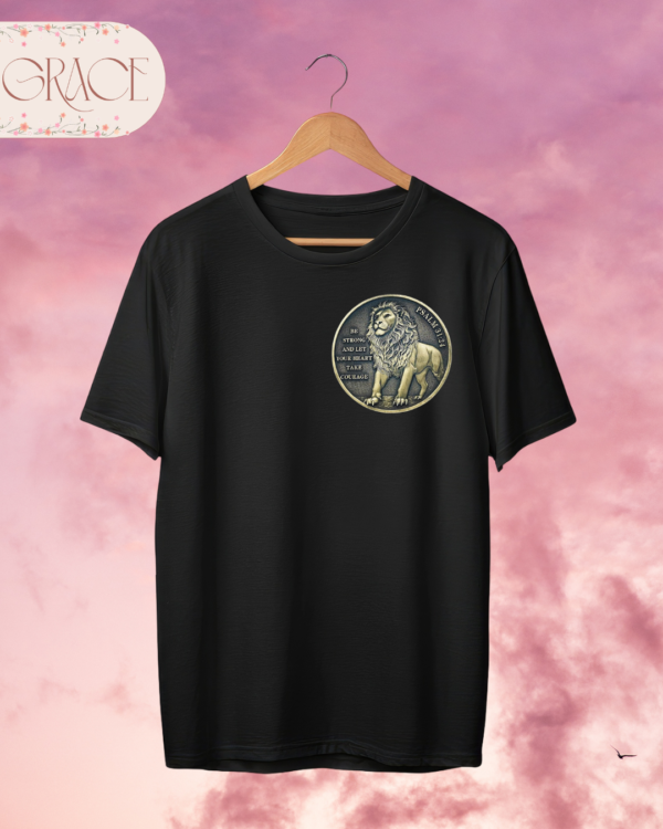 Camiseta "Be Strong (Lion Medallion)" – Psalm 31:24 Courage Tee