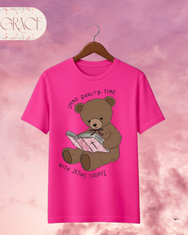 Camiseta Infantil "Spend Quality Time with Jesus" Teddy Bear – Colección Kids (Niñas)