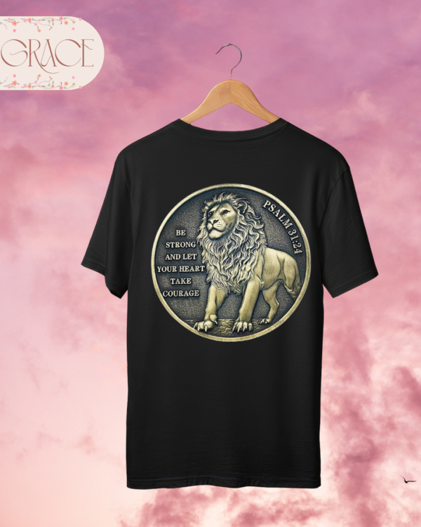 Camiseta "Be Strong (Lion Medallion)" – Psalm 31:24 Courage Tee