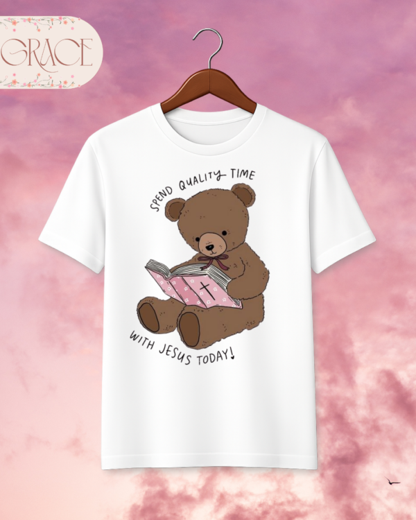 Camiseta Infantil "Spend Quality Time with Jesus" Teddy Bear – Colección Kids (Niñas)