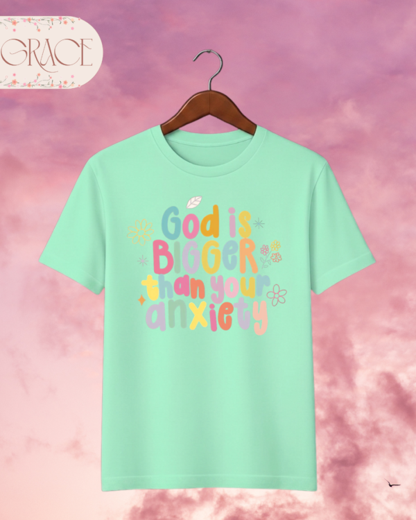 3 Camiseta Infantil "God is Bigger than your Anxiety" – Colección Kids (Niñas)