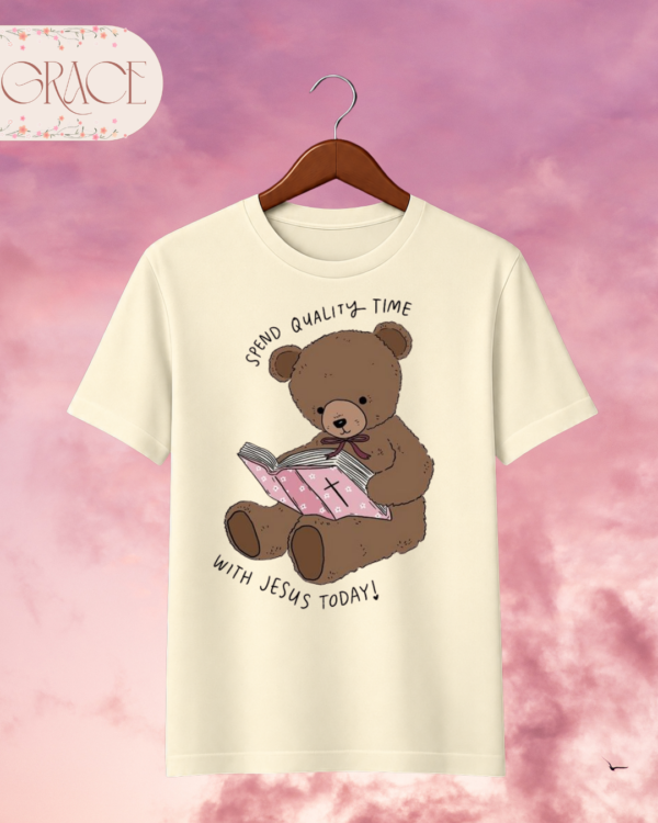 Camiseta Infantil "Spend Quality Time with Jesus" Teddy Bear – Colección Kids (Niñas)