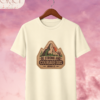 Camiseta "Be Strong and Courageous" – Joshua 1:9 Mountain Patch Tee