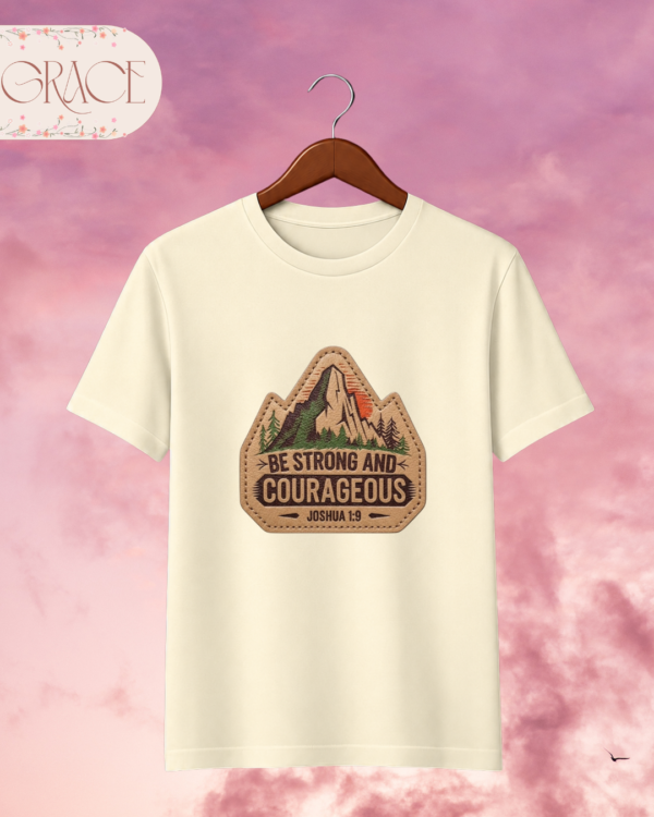 Camiseta "Be Strong and Courageous" – Joshua 1:9 Mountain Patch Tee