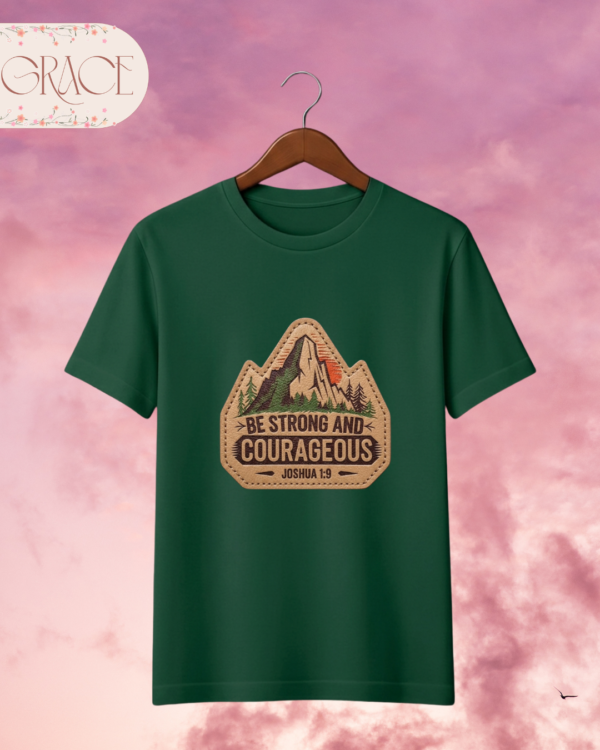 Camiseta "Be Strong and Courageous" – Joshua 1:9 Mountain Patch Tee