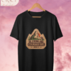 Camiseta "Be Strong and Courageous" – Joshua 1:9 Mountain Patch Tee