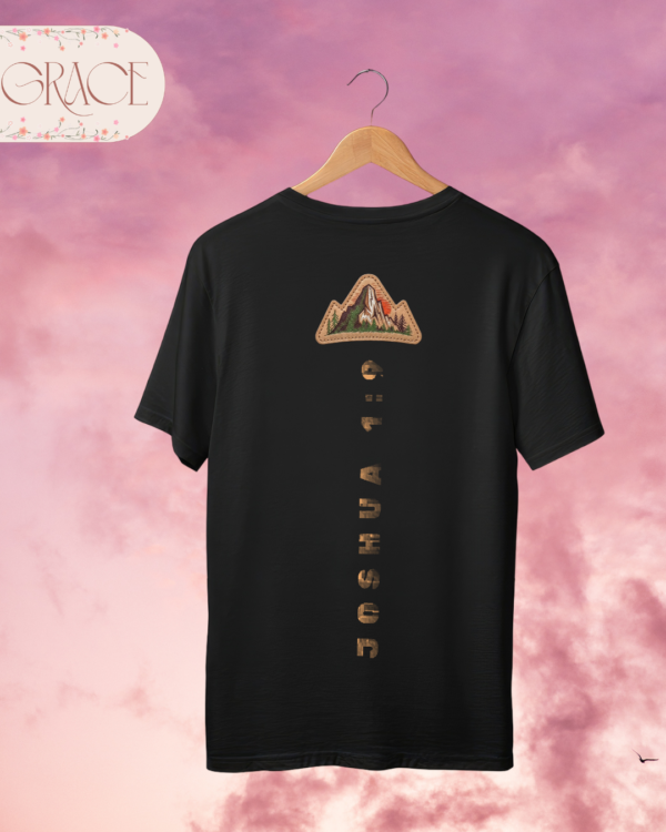 Camiseta "Be Strong and Courageous" – Joshua 1:9 Mountain Patch Tee