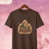 Camiseta "Be Strong and Courageous" – Joshua 1:9 Mountain Patch Tee