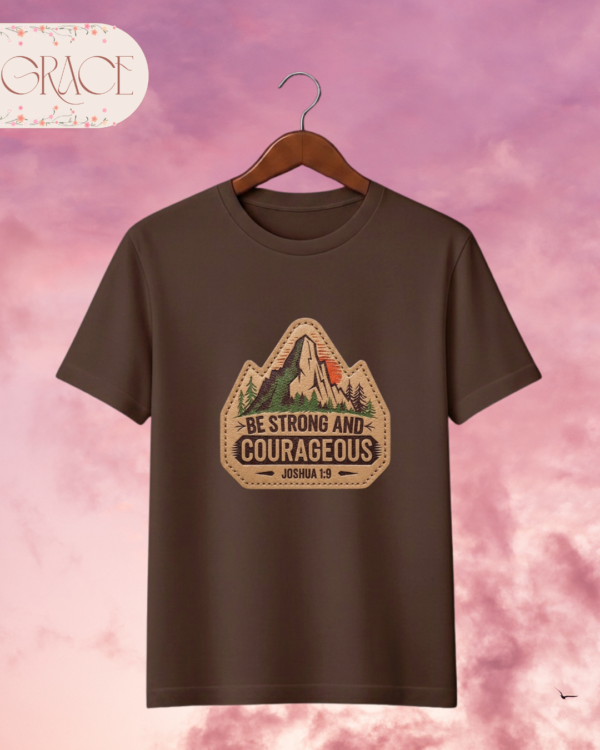 Camiseta "Be Strong and Courageous" – Joshua 1:9 Mountain Patch Tee