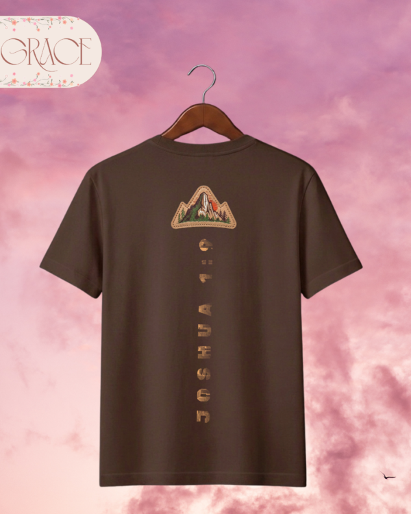 Camiseta "Be Strong and Courageous" – Joshua 1:9 Mountain Patch Tee