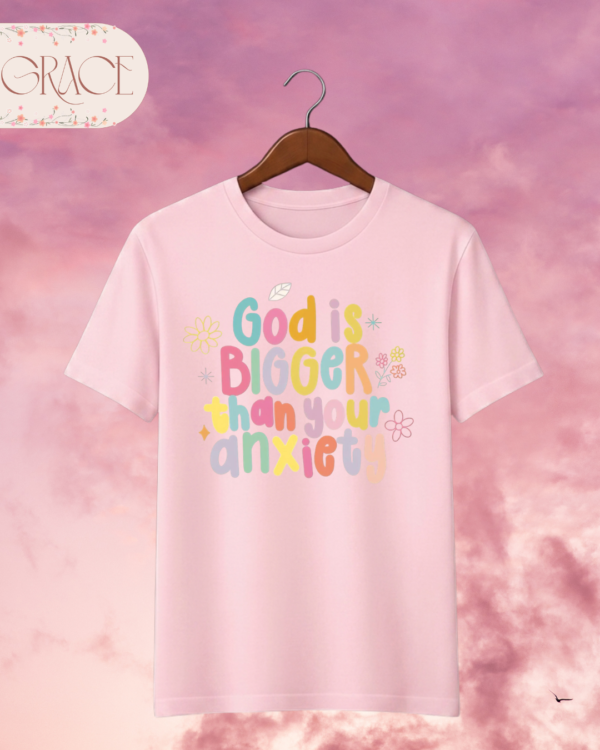 4 Camiseta Infantil "God is Bigger than your Anxiety" – Colección Kids (Niñas)