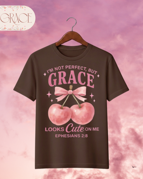 61 Camiseta de Mujer "I'm Not Perfect, But Grace Looks Cute on Me" (Doble Estampado) – Colección Damas