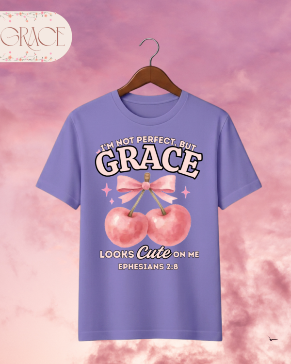 65 Camiseta de Mujer "I'm Not Perfect, But Grace Looks Cute on Me" (Doble Estampado) – Colección Damas