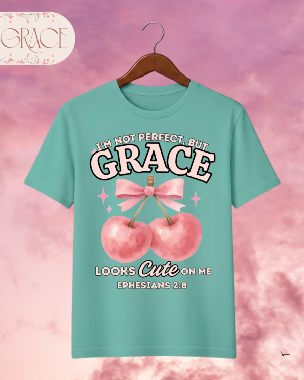 67 Camiseta de Mujer "I'm Not Perfect, But Grace Looks Cute on Me" (Doble Estampado) – Colección Damas