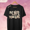 Camiseta "Put God First In Your Life" – Mateo 6:33 Retro 3D Text Tee