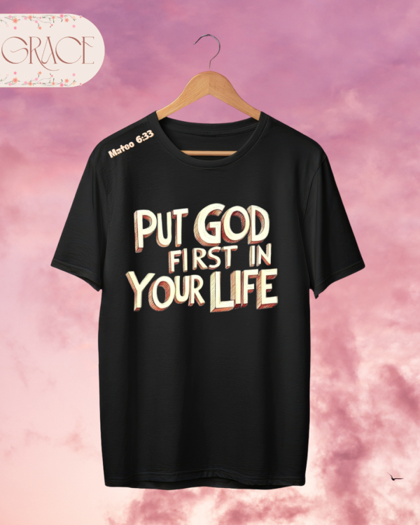 Camiseta "Put God First In Your Life" – Mateo 6:33 Retro 3D Text Tee