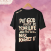 Camiseta "Put God First In Your Life" – Mateo 6:33 Retro 3D Text Tee