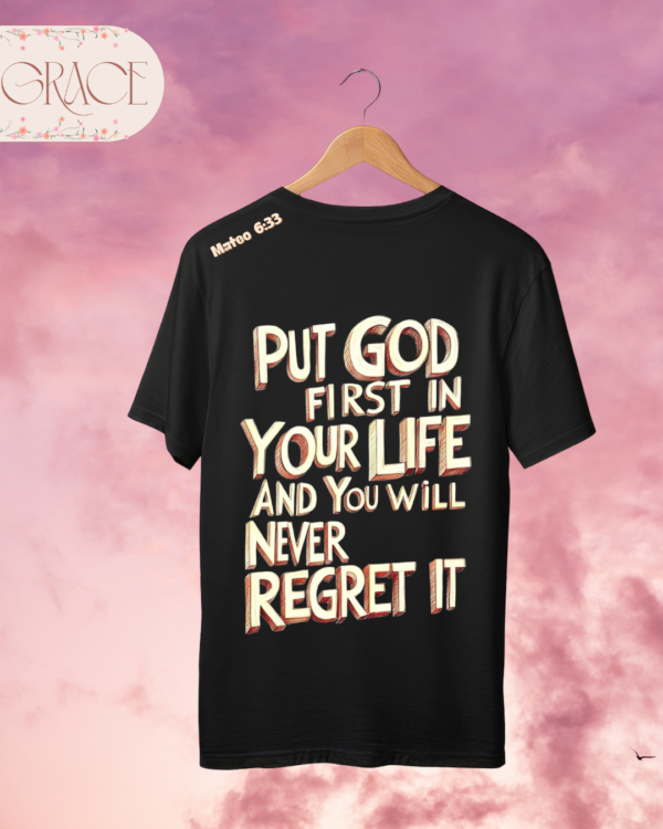 Camiseta "Put God First In Your Life" – Mateo 6:33 Retro 3D Text Tee