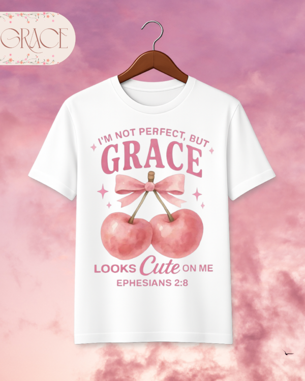 69 Camiseta de Mujer "I'm Not Perfect, But Grace Looks Cute on Me" (Doble Estampado) – Colección Damas