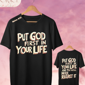 Camiseta "Put God First In Your Life" – Mateo 6:33 Retro 3D Text Tee