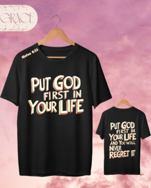 Camiseta "Put God First In Your Life" – Mateo 6:33 Retro 3D Text Tee