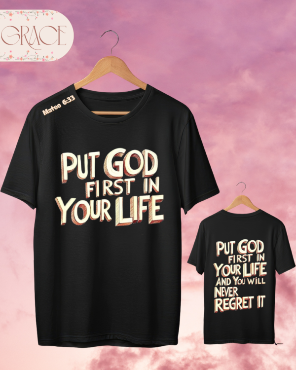 Camiseta "Put God First In Your Life" – Mateo 6:33 Retro 3D Text Tee