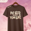 Camiseta "Put God First In Your Life" – Mateo 6:33 Retro 3D Text Tee