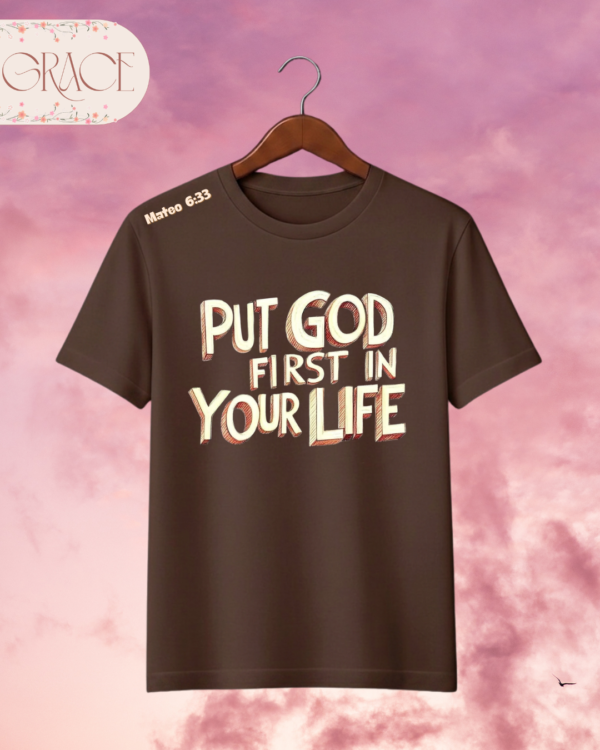Camiseta "Put God First In Your Life" – Mateo 6:33 Retro 3D Text Tee